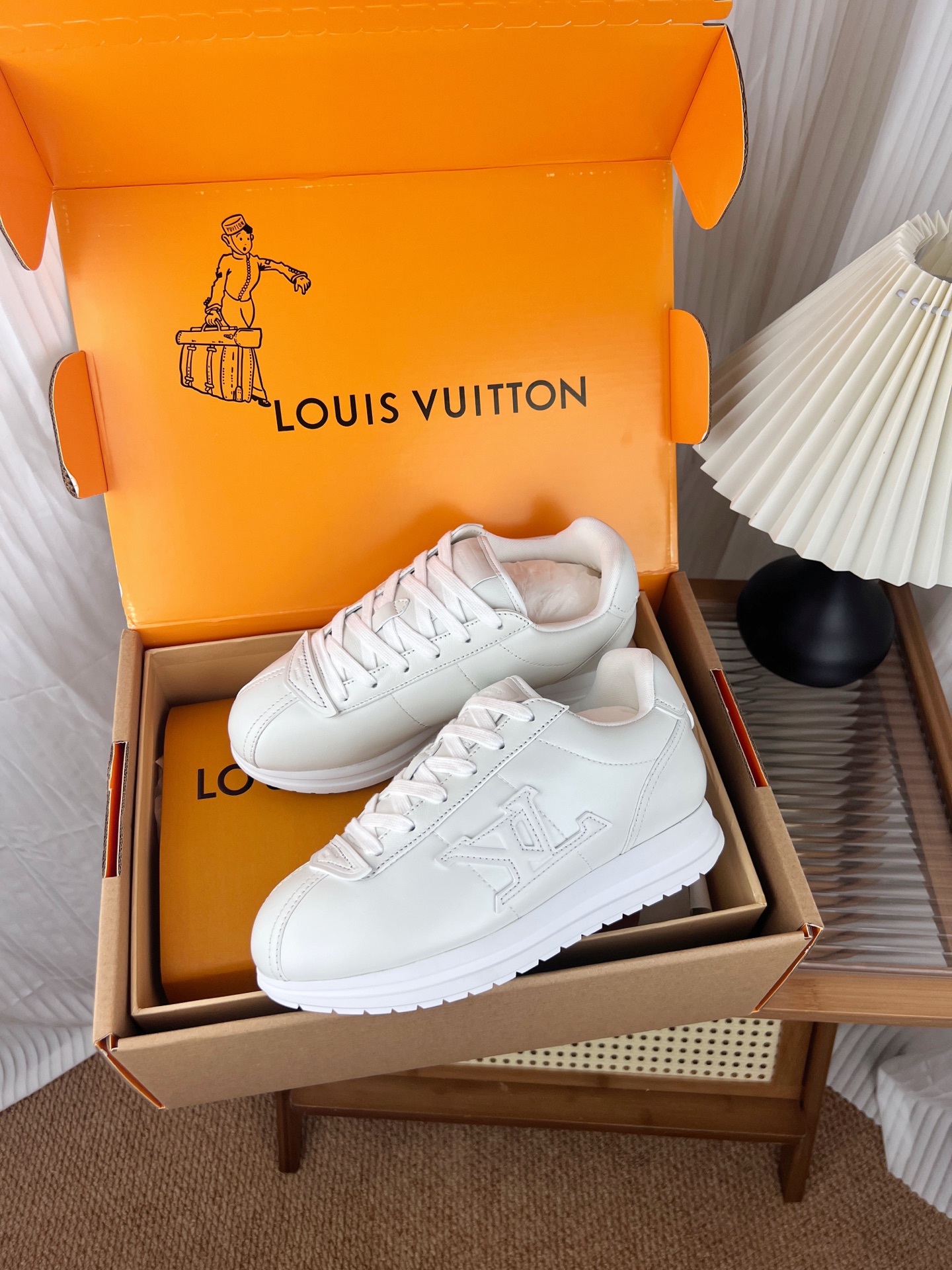NO:680254,The highest version in Guangzhou, purchasing agent level (original mold opening) Louis Vuitton FW25 ButterSoft trendy series Little Fatty Bread Shoes Forrest Gump Shoes Sports Shoes Women's and Men's 40 High Version Original Mold Version Mixed Lambskin Calfskin Logo LV | Louis Vuitton L Family Donkey Brand This LV sneaker reinterprets the classic running shoe design with a neat and simple design. Lightweight EVA outsole achieves a comfortable wearing experience. Monogram embossed and  Rich details such as LV letters establish recognition ■ Original mixed lambskin upper with cowhide logo Imported original mesh fabric inside Outsole TPU combination outsole Bottom thickness: 3.5CM Female 35 36 37 38 39 40 (40 size customization is non-returnable) Male 39 40 41 42 43 44 45 46 (46 size customization is not returnable)  Configure airplane gift box packaging, casual shoes/sports shoes, louis vuitton, louis vuitton, louis vuitton, louis vuitton, louis vuitton, sneakers, cowhide, sheepskin19860909广州最高版本 代购级(原版开模） Louis Vuitton FW25 ButterSoft潮流系列 小胖丁 面包鞋 阿甘鞋 运动鞋 女款男款40 高版本 原版开模对版 混种小羊皮 小牛皮logo LV|路易威登L家驴牌 本款 LV 运动鞋以利落简约设计重绎经典跑鞋设计.轻盈 EVA 外底成就舒弹穿着体验. Monogram 压纹与 LV字母等丰富细节树立辨识度■ 鞋面原版混种小羊皮 搭配牛皮logo 内里进口原厂网布 大底TPU组合大底 底厚:3.5CM 女 35 36 37 38 39 40 (40码定制不退换) 男39 40 41 42 43 44 45 46（46码定制不退换） 配置飞机礼盒包装,休闲鞋/运动鞋,louis vuitton,louis vuitton,louis vuitton,louis vuitton,louis vuitton,sneakers,cowhide,sheepskin,Women's Shoes