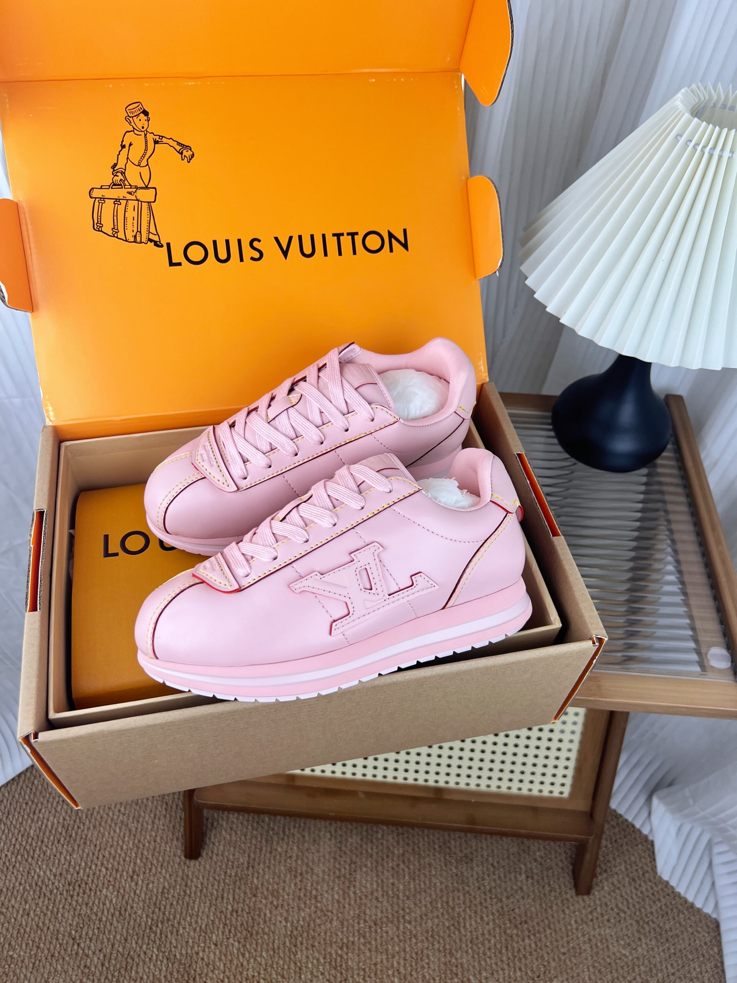NO:680295,The highest version in Guangzhou, purchasing agent level (original mold opening) Louis Vuitton FW25 ButterSoft trendy series Little Fatty Bread Shoes Forrest Gump Shoes Sports Shoes Women's and Men's 40 High Version Original Mold Version Mixed Lambskin Calfskin Logo LV | Louis Vuitton L Family Donkey Brand This LV sneaker reinterprets the classic running shoe design with a neat and simple design. Lightweight EVA outsole achieves a comfortable wearing experience. Monogram embossed and  Rich details such as LV letters establish recognition ■ Original mixed lambskin upper with cowhide logo Imported original mesh fabric inside Outsole TPU combination outsole Bottom thickness: 3.5CM Female 35 36 37 38 39 40 (40 size customization is non-returnable) Male 39 40 41 42 43 44 45 46 (46 size customization is not returnable)  Configure airplane gift box packaging, casual shoes/sports shoes, louis vuitton, louis vuitton, louis vuitton, louis vuitton, louis vuitton, sneakers, cowhide, sheepskin19860909广州最高版本 代购级(原版开模） Louis Vuitton FW25 ButterSoft潮流系列 小胖丁 面包鞋 阿甘鞋 运动鞋 女款男款40 高版本 原版开模对版 混种小羊皮 小牛皮logo LV|路易威登L家驴牌 本款 LV 运动鞋以利落简约设计重绎经典跑鞋设计.轻盈 EVA 外底成就舒弹穿着体验. Monogram 压纹与 LV字母等丰富细节树立辨识度■ 鞋面原版混种小羊皮 搭配牛皮logo 内里进口原厂网布 大底TPU组合大底 底厚:3.5CM 女 35 36 37 38 39 40 (40码定制不退换) 男39 40 41 42 43 44 45 46（46码定制不退换） 配置飞机礼盒包装,休闲鞋/运动鞋,louis vuitton,louis vuitton,louis vuitton,louis vuitton,louis vuitton,sneakers,cowhide,sheepskin,Women's Shoes