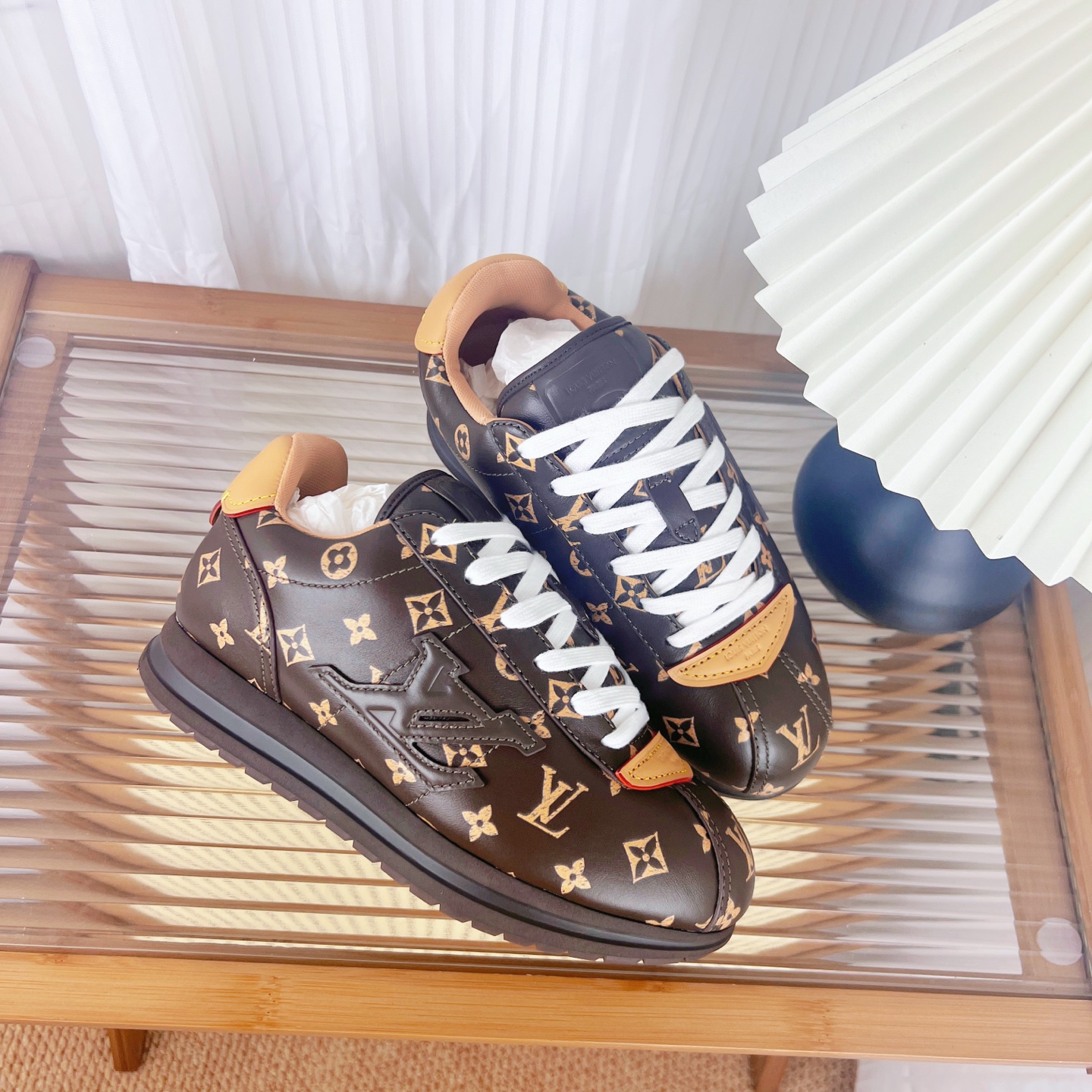 NO:680290,The highest version in Guangzhou, purchasing agent level (original mold opening) Louis Vuitton FW25 ButterSoft trendy series, chubby bread shoes, Forrest Gump shoes, sports shoes, women's and men's models 40, high version airplane box, original mold matching version, mixed lambskin, calfskin logo LV | Louis Vuitton L family donkey brand This LV sneaker reinterprets the classic running shoe design with a neat and simple design. The lightweight EVA outsole achieves a comfortable wearing experience. Monogram  Rich details such as embossing and LV letters establish recognition ■ Original mixed lambskin upper with cowhide logo Imported original mesh fabric inside Outsole TPU combination outsole Bottom thickness: 3.5CM Female 35 36 37 38 39 40 (40 size customization is non-returnable) Male 39 40 41 42 43 44 45 46 (46 size customization is not returnable)  Configure airplane gift box packaging, casual shoes/sports shoes, louis vuitton, louis vuitton, louis vuitton, louis vuitton, louis vuitton, sneakers, cowhide, sheepskin19860909广州最高版本 代购级(原版开模） Louis Vuitton FW25 ButterSoft潮流系列 小胖丁 面包鞋 阿甘鞋 运动鞋 女款男款40 高版本飞机盒 原版开模对版 混种小羊皮 小牛皮logo LV|路易威登L家驴牌 本款 LV 运动鞋以利落简约设计重绎经典跑鞋设计.轻盈 EVA 外底成就舒弹穿着体验. Monogram 压纹与 LV字母等丰富细节树立辨识度■ 鞋面原版混种小羊皮 搭配牛皮logo 内里进口原厂网布 大底TPU组合大底 底厚:3.5CM 女 35 36 37 38 39 40 (40码定制不退换) 男39 40 41 42 43 44 45 46（46码定制不退换） 配置飞机礼盒包装,休闲鞋/运动鞋,louis vuitton,louis vuitton,louis vuitton,louis vuitton,louis vuitton,sneakers,cowhide,sheepskin,Women's Shoes