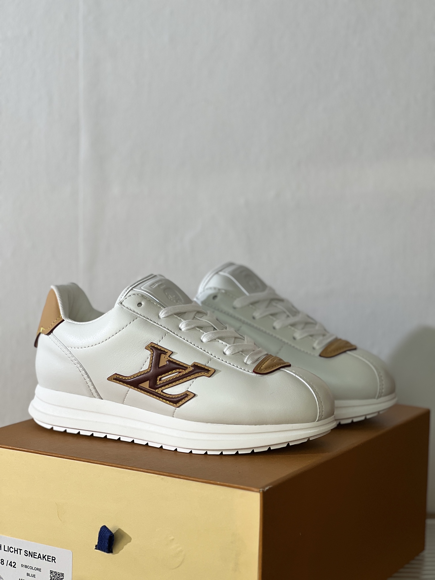 NO:680263,The highest version in Guangzhou, purchasing agent level (original mold opening) Louis Vuitton FW25 ButterSoft trendy series Little Fatty Bread Shoes Forrest Gump Shoes Sports Shoes Women's Men's 40 High Version Original Mold Version Mixed Lambskin Calfskin Logo LV | Louis Vuitton L Family Donkey Brand This LV sneaker reinterprets the classic running shoe design with a neat and simple design. Lightweight EVA outsole achieves a comfortable wearing experience. Monogram embossed and  Rich details such as LV letters establish recognition ■ Original mixed lambskin upper with cowhide logo Imported original mesh lining Outsole TPU combination outsole Bottom thickness: 3.5CM Female 35 36 37 38 39 40 (40 size customization is non-returnable) Male 39 40 41 42 43 44 45  46 (46 size customization is not returnable), casual shoes/sports shoes, louis vuitton, louis vuitton, louis vuitton, louis vuitton, louis vuitton, sneakers, cowhide, sheepskin19860909广州最高版本 代购级(原版开模） Louis Vuitton FW25 ButterSoft潮流系列 小胖丁 面包鞋 阿甘鞋 运动鞋 女款 男款40 高版本 原版开模对版 混种小羊皮 小牛皮logo LV|路易威登L家驴牌 本款 LV 运动鞋以利落简约设计重绎经典跑鞋设计.轻盈 EVA 外底成就舒弹穿着体验. Monogram 压纹与 LV字母等丰富细节树立辨识度■ 鞋面原版混种小羊皮 搭配牛皮logo 内里进口原厂网布 大底TPU组合大底 底厚:3.5CM 女 35 36 37 38 39 40 (40码定制不退换) 男39 40 41 42 43 44 45 46（46码定制不退换）,休闲鞋/运动鞋,louis vuitton,louis vuitton,louis vuitton,louis vuitton,louis vuitton,sneakers,cowhide,sheepskin,Women's Shoes