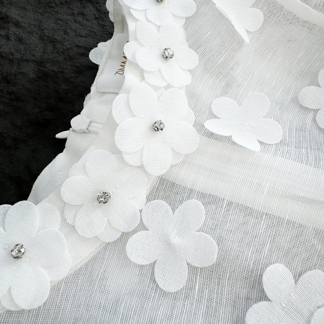 钱Zimmermann这套装以天然亚麻面料制成纯手工缝制贴和的立体玫瑰花卉贴花尽显时髦优雅半身裙既可塑造