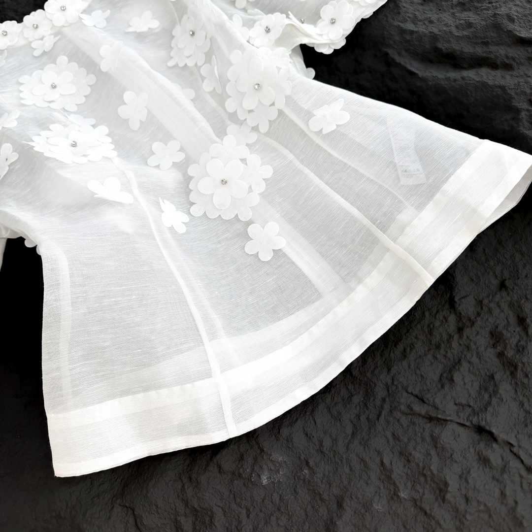 钱Zimmermann这套装以天然亚麻面料制成纯手工缝制贴和的立体玫瑰花卉贴花尽显时髦优雅半身裙既可塑造