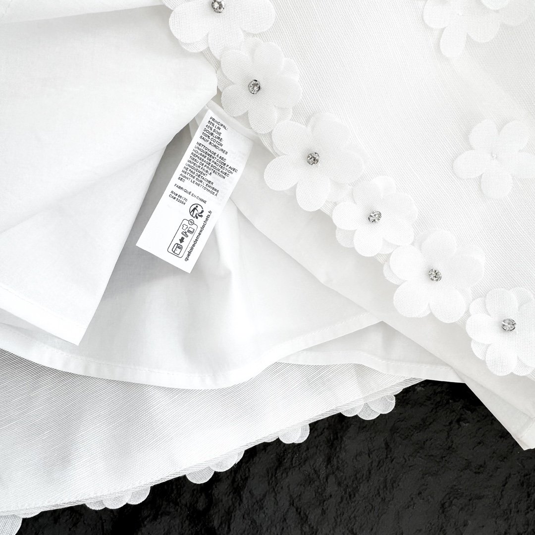 Zimmermann这套装以天然亚麻面料制成纯手工缝制贴和的立体玫瑰花卉贴花尽显时髦优雅半身裙既可塑造浪