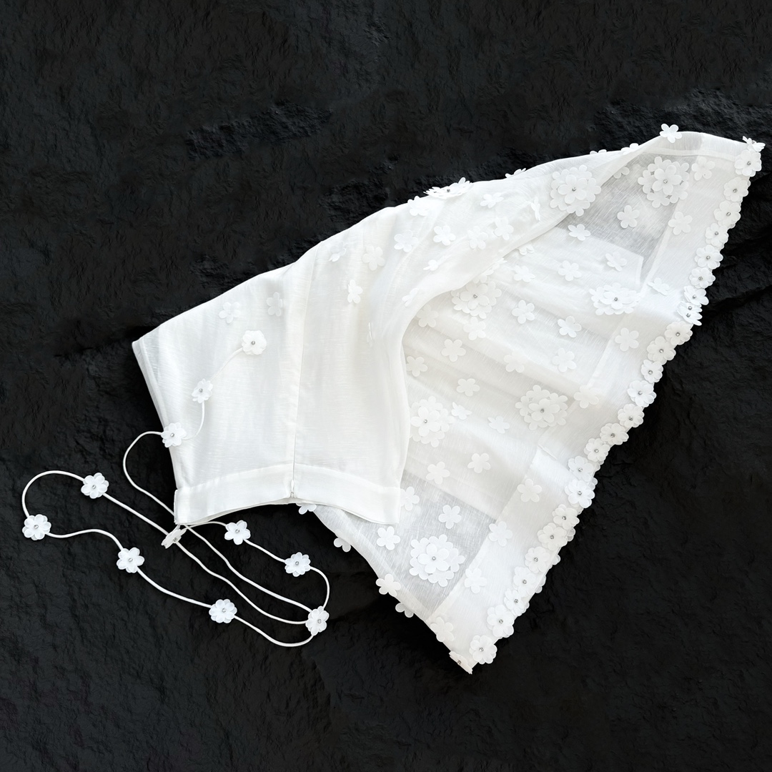 Zimmermann这套装以天然亚麻面料制成纯手工缝制贴和的立体玫瑰花卉贴花尽显时髦优雅半身裙既可塑造浪