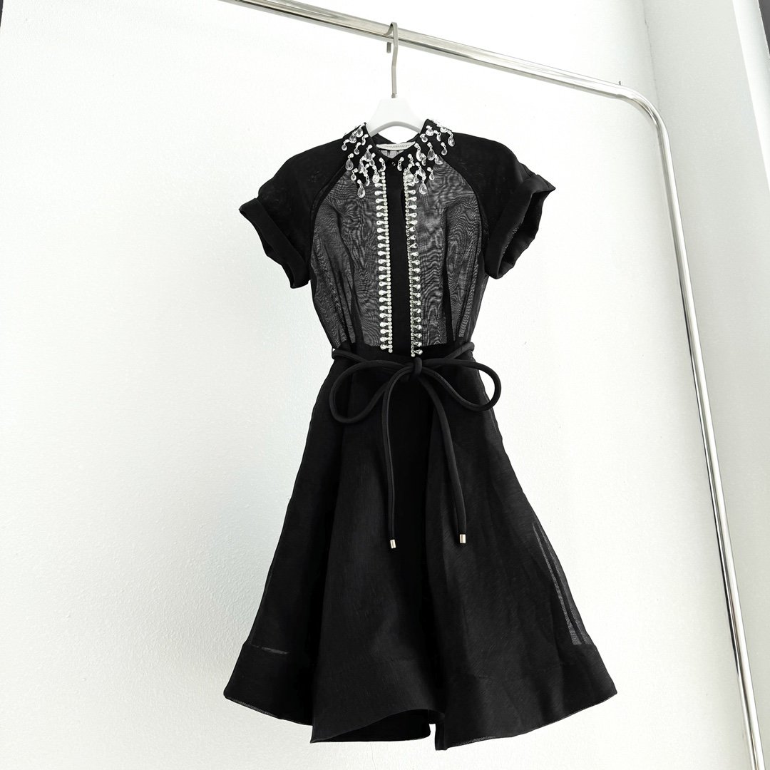 这款Matchmakeri连衣裙根据ZimmermannResort2024大秀的第7个造型更新而来被录