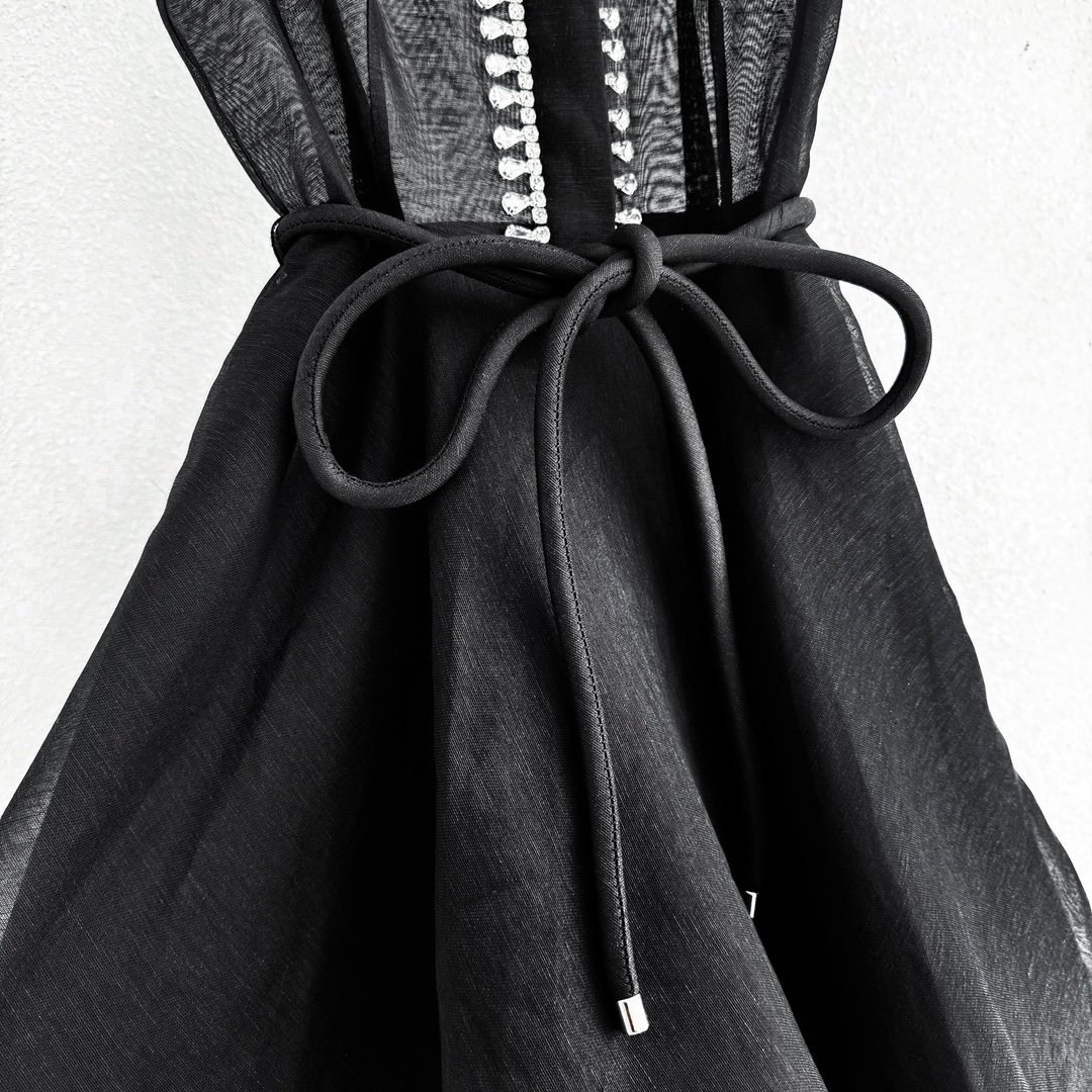 这款Matchmakeri连衣裙根据ZimmermannResort2024大秀的第7个造型更新而来被录