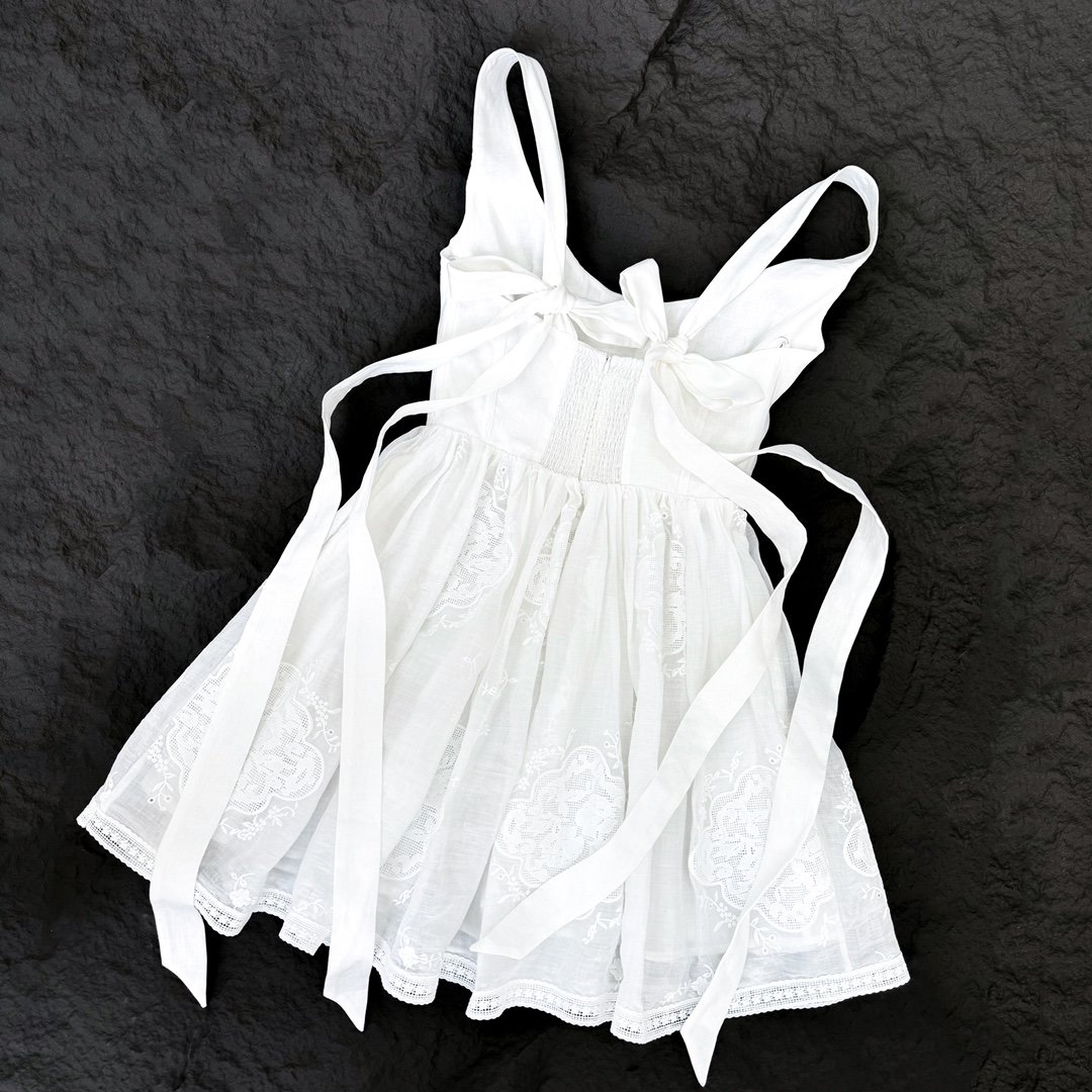Zimmermann的连衣裙是由梦幻衣柜制成的这款“Alight”迷你衫由莳萪切割而成胸衣风格的紧身胸衣