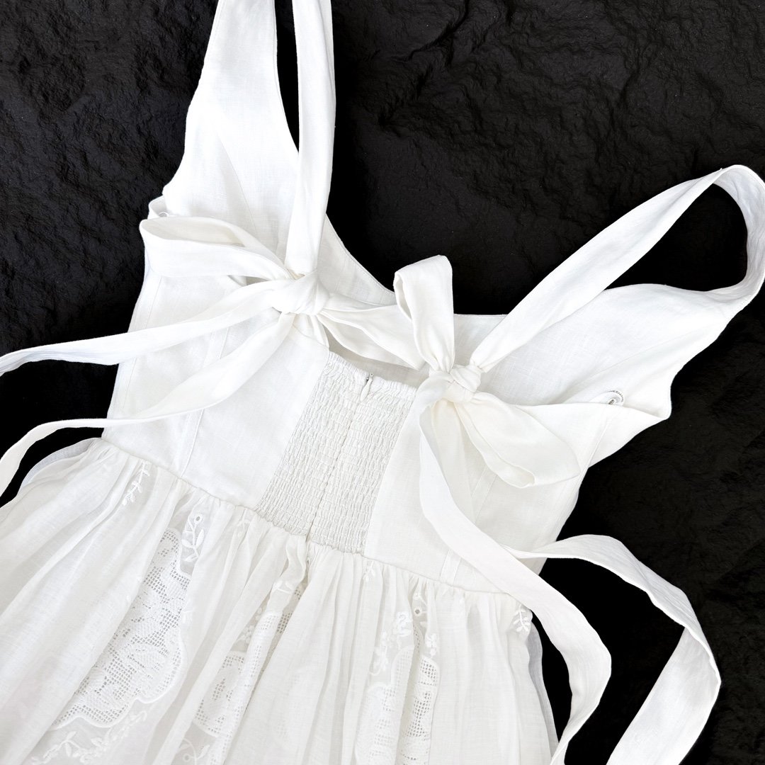 Zimmermann的连衣裙是由梦幻衣柜制成的这款“Alight”迷你衫由莳萪切割而成胸衣风格的紧身胸衣