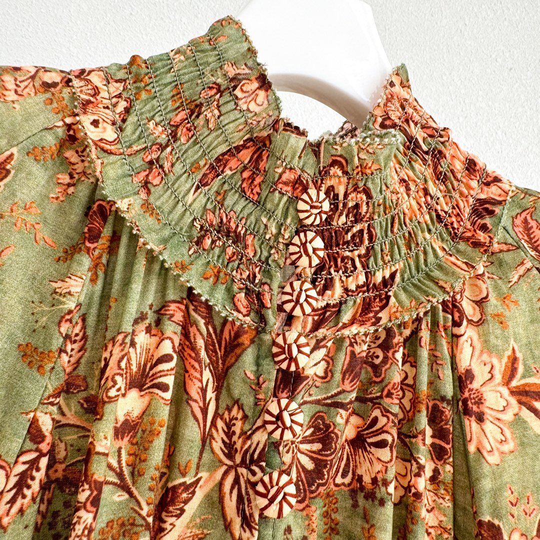 Zimmermann这款“JunieSwing”连衣裙配色古典廓形优雅它以柔软的苎麻巴里纱悉心制成带有隐