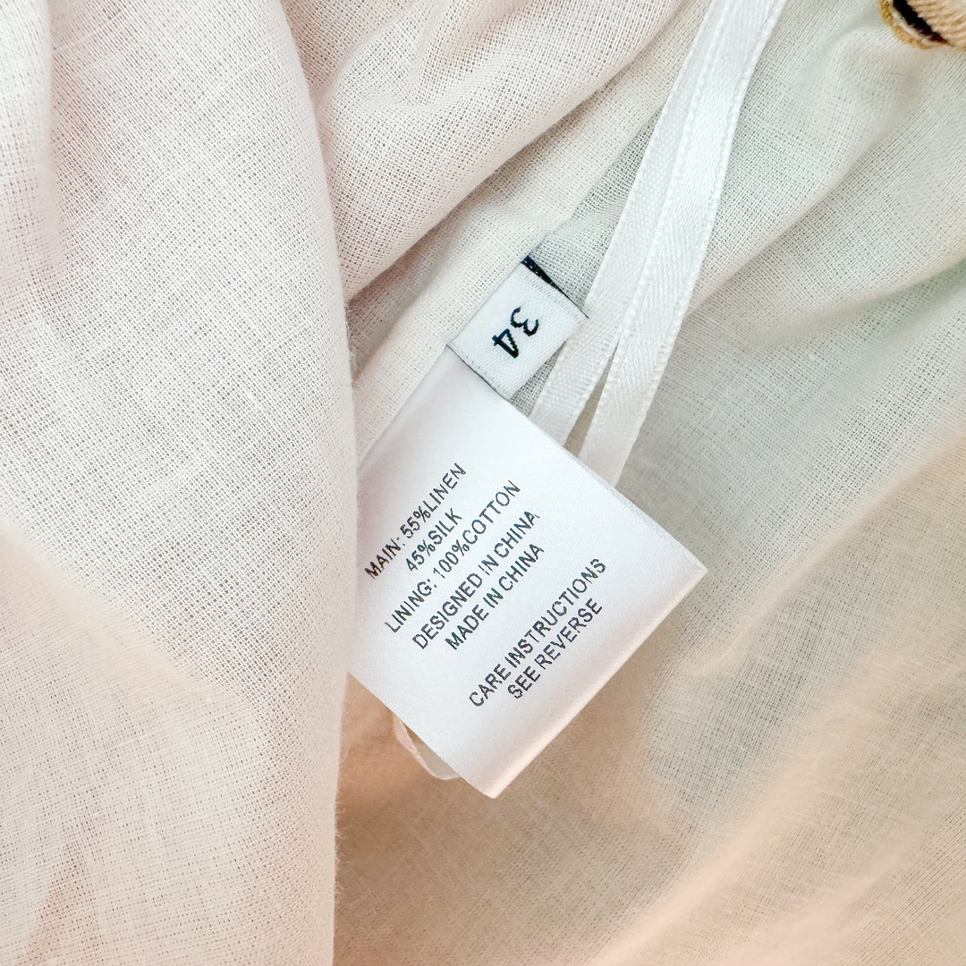 这个系列源自AU的小众设计师品牌ANITIPODEAN的首发之作Laude系列包含衬衫短裤和连衣裙三个款