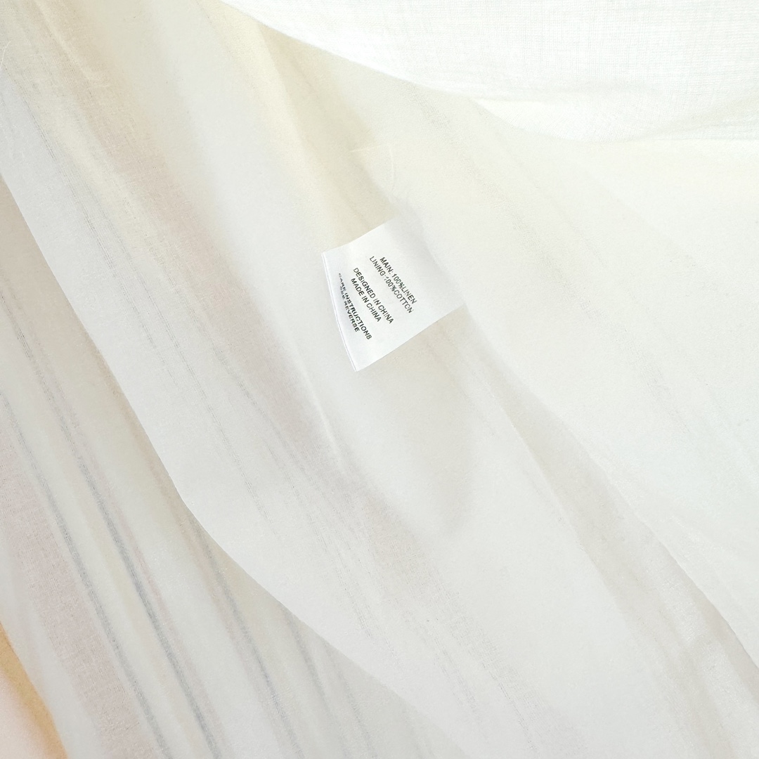源自AU的小众设计师品牌ANITIPODEAN的这款Laude连衣裙备受喜爱单品采用纯天然的亚麻面料制成