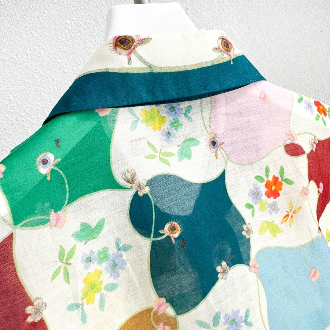 ALÉMAIS这款印花由艺术家梅根博伊德设计V领与束腰的设计凸显女性线条美感袖口泡泡袖的尽显甜美可爱风格
