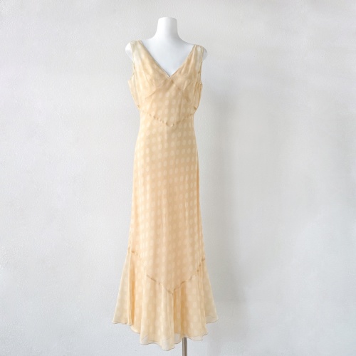 Elegant Silk Maxi Dress - Sleeveless, V-Neck, and Flowing Hem Design 1 Elegant Silk Maxi Dress - Sleeveless, V-Neck, and Flowing Hem Design