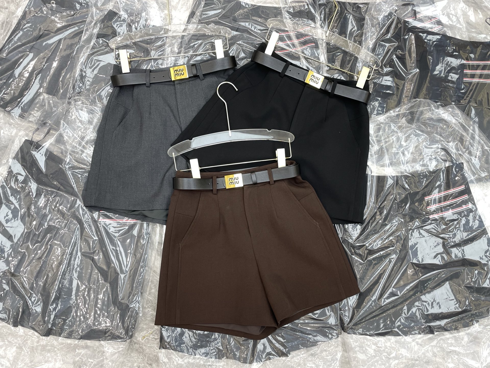 Miu Miu Autumn 2025 Women’s Suit Collection: High-Quality, High-Waist Belt, Short Pants in Black, Tan, Gray - 图片 1