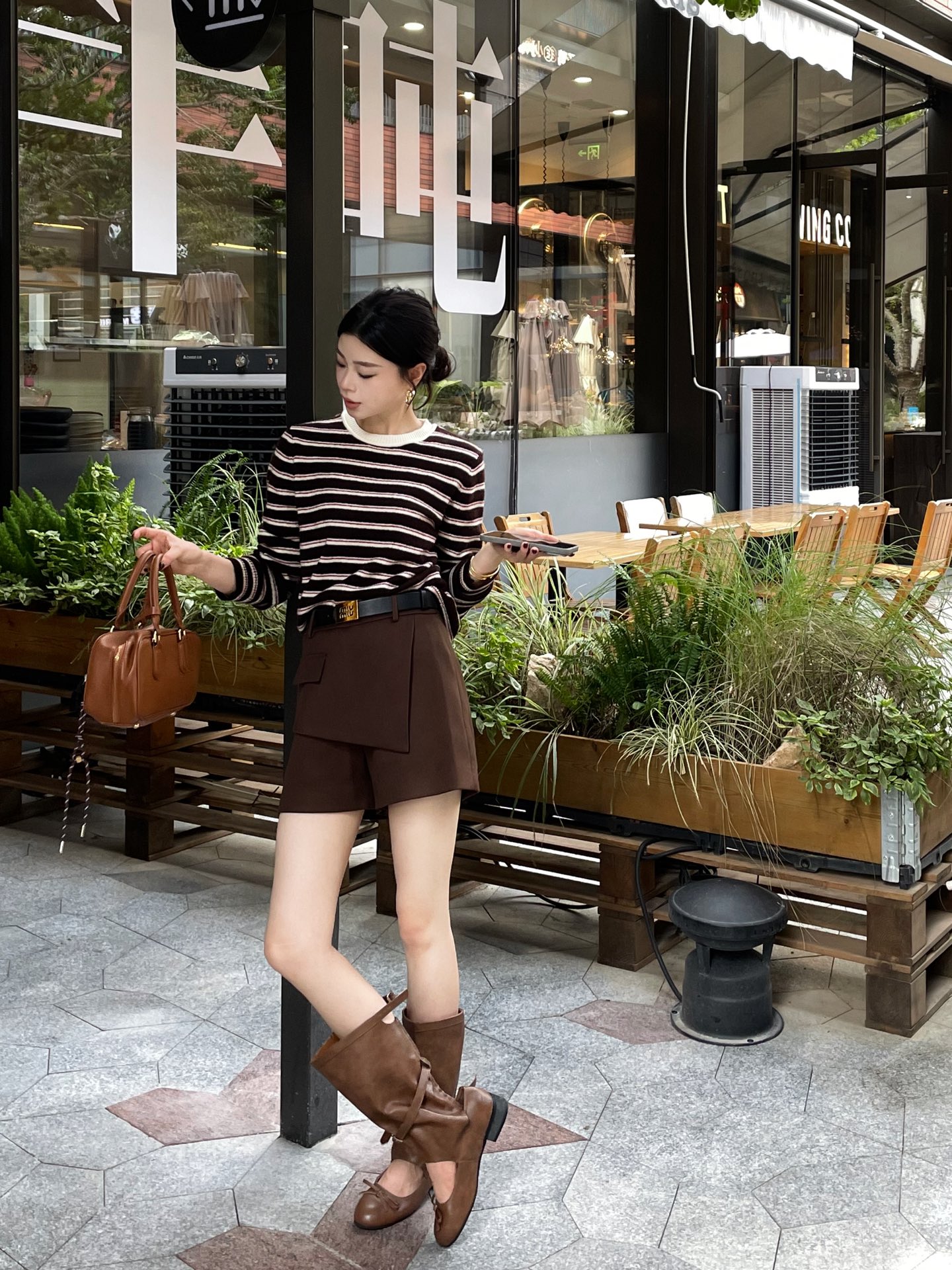 “High-End Quality Female Suits for Autumn 2025 by Miu Miu: Sensory Shorts with High Waists in Black, Gray, Curry” - 图片 2