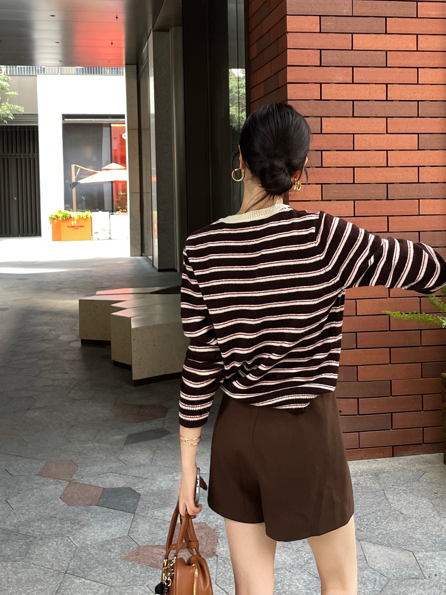 “High-End Quality Female Suits for Autumn 2025 by Miu Miu: Sensory Shorts with High Waists in Black, Gray, Curry” - 图片 6