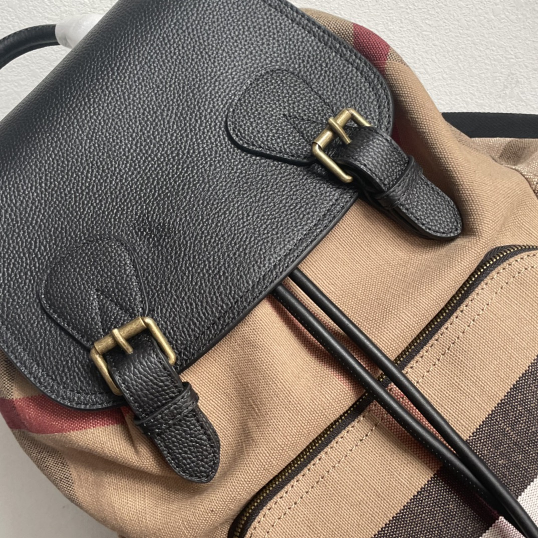 [Backpacks]Shoulder straps are comfortably padded Its soft and casual bag shap