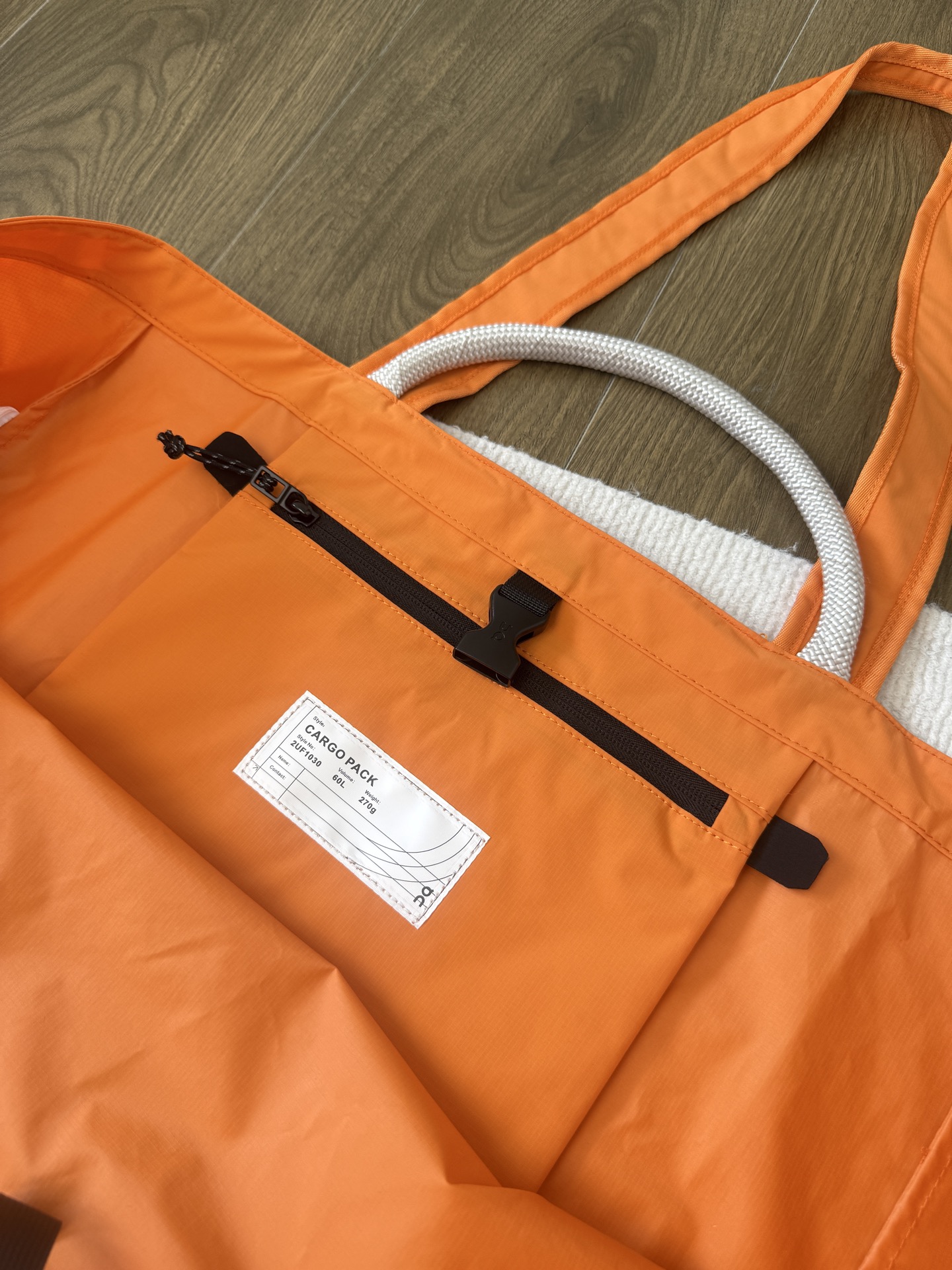 NO:894642,Buckle-type closure design ensures the safety of items, luggage     Trendy department store19860909带扣式闭和设计 确保物品安全,箱包  ,accessory