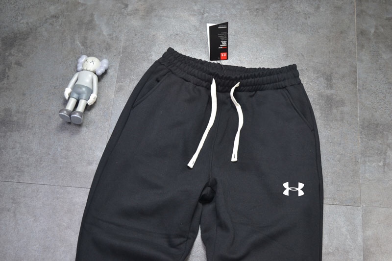 不加绒💰 75，加绒💰80，高品质🔥UNDER ARMOUR 2024春装中腰松紧运动长裤卫裤🔥 安德玛户外运动防寒长裤卫裤 新款板硅胶卫裤  运动系列户外男纯棉卫裤
上身软糯细腻 超级保暖 顶级面料带来超舒适上身感受 运动宽松版型不紧身，轻松驾驭无压力 
外贸大厂出品！只追求质量跟上身感 放心入手！

Color：黑色/灰色
Size：S-2xl 
Ｓ腰围 70-90 臀围106 裤长94 （90-120斤左右）
M腰围74-94臀围110裤长96。 （125-135斤左右
L腰围78-98臀围114裤长98。  140-150斤左右
xl腰围82-102臀围118裤长100。 155-165斤左右
xxl腰围84-104臀围122裤长102。170-185斤左右
 （手工测量有1-3cm误差）