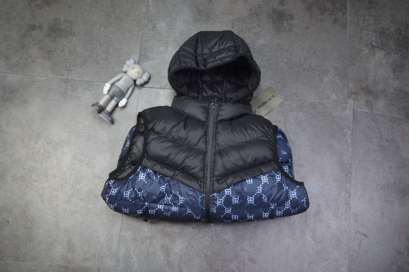 💰110
BALCENCIAGA/ 巴黎世家/可脱卸帽棉马甲 2025年秋冬季男装连帽棉马甲满印logo 马甲
约而不简单的设计 填充高品质丝棉
外层防风防水 轻盈不臃肿 日常通勤或运动都很适合
短款剪裁拉长下半身比例，显高显瘦
秋冬穿搭百搭神器，休闲运动都能hold住～

配色：藏青色拼黑色

尺码：L-5XL
L肩宽39胸围106 衣长63
xl肩宽41胸围110衣长65
2xl肩宽43胸围114衣长67
3xl肩宽45胸围118衣长69
4xl肩宽47胸围122衣长71
5xl肩宽49胸围126衣长73