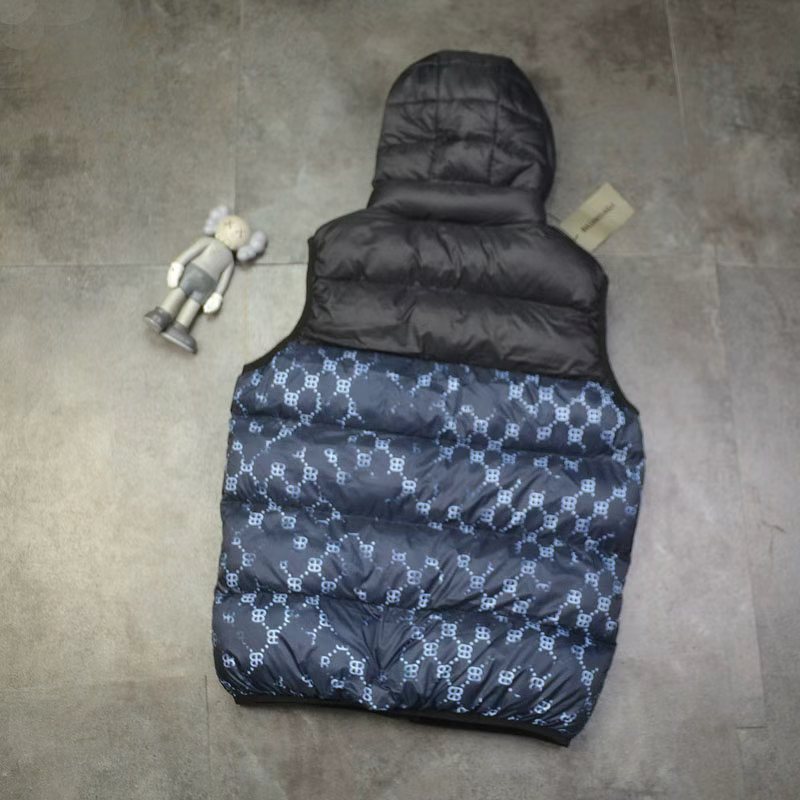 💰110
BALCENCIAGA/ 巴黎世家/可脱卸帽棉马甲 2025年秋冬季男装连帽棉马甲满印logo 马甲
约而不简单的设计 填充高品质丝棉
外层防风防水 轻盈不臃肿 日常通勤或运动都很适合
短款剪裁拉长下半身比例，显高显瘦
秋冬穿搭百搭神器，休闲运动都能hold住～

配色：藏青色拼黑色

尺码：L-5XL
L肩宽39胸围106 衣长63
xl肩宽41胸围110衣长65
2xl肩宽43胸围114衣长67
3xl肩宽45胸围118衣长69
4xl肩宽47胸围122衣长71
5xl肩宽49胸围126衣长73