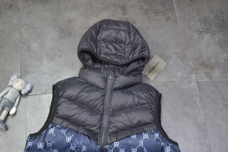 💰110
BALCENCIAGA/ 巴黎世家/可脱卸帽棉马甲 2025年秋冬季男装连帽棉马甲满印logo 马甲
约而不简单的设计 填充高品质丝棉
外层防风防水 轻盈不臃肿 日常通勤或运动都很适合
短款剪裁拉长下半身比例，显高显瘦
秋冬穿搭百搭神器，休闲运动都能hold住～

配色：藏青色拼黑色

尺码：L-5XL
L肩宽39胸围106 衣长63
xl肩宽41胸围110衣长65
2xl肩宽43胸围114衣长67
3xl肩宽45胸围118衣长69
4xl肩宽47胸围122衣长71
5xl肩宽49胸围126衣长73