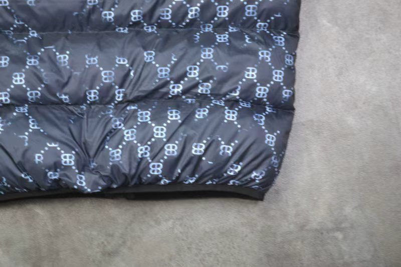 💰110
BALCENCIAGA/ 巴黎世家/可脱卸帽棉马甲 2025年秋冬季男装连帽棉马甲满印logo 马甲
约而不简单的设计 填充高品质丝棉
外层防风防水 轻盈不臃肿 日常通勤或运动都很适合
短款剪裁拉长下半身比例，显高显瘦
秋冬穿搭百搭神器，休闲运动都能hold住～

配色：藏青色拼黑色

尺码：L-5XL
L肩宽39胸围106 衣长63
xl肩宽41胸围110衣长65
2xl肩宽43胸围114衣长67
3xl肩宽45胸围118衣长69
4xl肩宽47胸围122衣长71
5xl肩宽49胸围126衣长73