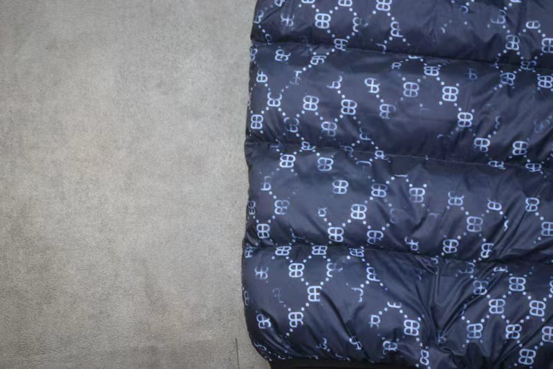 💰110
BALCENCIAGA/ 巴黎世家/可脱卸帽棉马甲 2025年秋冬季男装连帽棉马甲满印logo 马甲
约而不简单的设计 填充高品质丝棉
外层防风防水 轻盈不臃肿 日常通勤或运动都很适合
短款剪裁拉长下半身比例，显高显瘦
秋冬穿搭百搭神器，休闲运动都能hold住～

配色：藏青色拼黑色

尺码：L-5XL
L肩宽39胸围106 衣长63
xl肩宽41胸围110衣长65
2xl肩宽43胸围114衣长67
3xl肩宽45胸围118衣长69
4xl肩宽47胸围122衣长71
5xl肩宽49胸围126衣长73