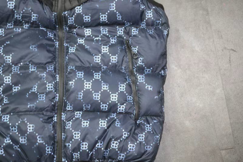 💰110
BALCENCIAGA/ 巴黎世家/可脱卸帽棉马甲 2025年秋冬季男装连帽棉马甲满印logo 马甲
约而不简单的设计 填充高品质丝棉
外层防风防水 轻盈不臃肿 日常通勤或运动都很适合
短款剪裁拉长下半身比例，显高显瘦
秋冬穿搭百搭神器，休闲运动都能hold住～

配色：藏青色拼黑色

尺码：L-5XL
L肩宽39胸围106 衣长63
xl肩宽41胸围110衣长65
2xl肩宽43胸围114衣长67
3xl肩宽45胸围118衣长69
4xl肩宽47胸围122衣长71
5xl肩宽49胸围126衣长73