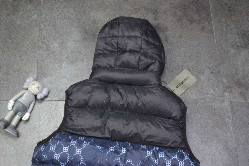 💰110
BALCENCIAGA/ 巴黎世家/可脱卸帽棉马甲 2025年秋冬季男装连帽棉马甲满印logo 马甲
约而不简单的设计 填充高品质丝棉
外层防风防水 轻盈不臃肿 日常通勤或运动都很适合
短款剪裁拉长下半身比例，显高显瘦
秋冬穿搭百搭神器，休闲运动都能hold住～

配色：藏青色拼黑色

尺码：L-5XL
L肩宽39胸围106 衣长63
xl肩宽41胸围110衣长65
2xl肩宽43胸围114衣长67
3xl肩宽45胸围118衣长69
4xl肩宽47胸围122衣长71
5xl肩宽49胸围126衣长73