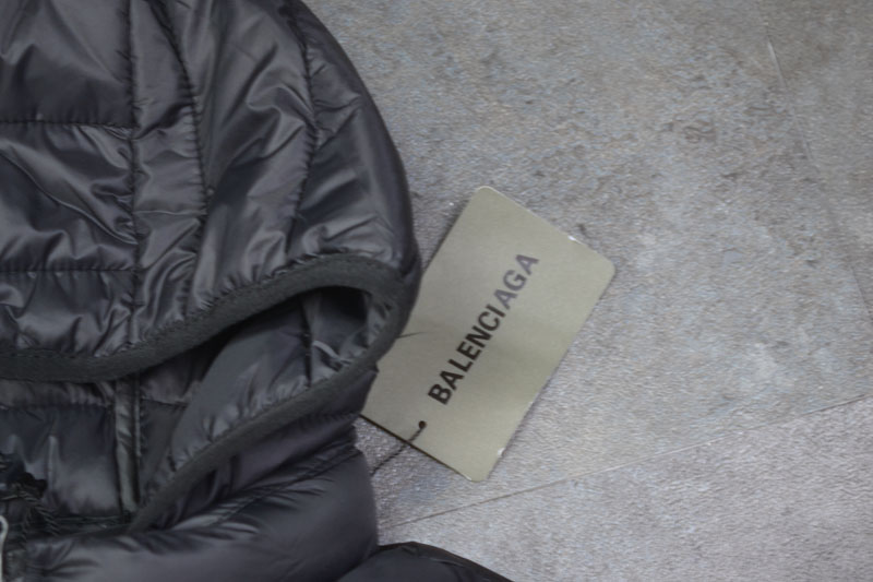 💰110
BALCENCIAGA/ 巴黎世家/可脱卸帽棉马甲 2025年秋冬季男装连帽棉马甲满印logo 马甲
约而不简单的设计 填充高品质丝棉
外层防风防水 轻盈不臃肿 日常通勤或运动都很适合
短款剪裁拉长下半身比例，显高显瘦
秋冬穿搭百搭神器，休闲运动都能hold住～

配色：藏青色拼黑色

尺码：L-5XL
L肩宽39胸围106 衣长63
xl肩宽41胸围110衣长65
2xl肩宽43胸围114衣长67
3xl肩宽45胸围118衣长69
4xl肩宽47胸围122衣长71
5xl肩宽49胸围126衣长73