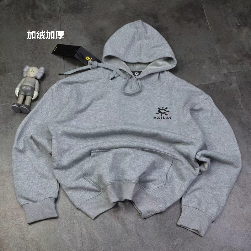 🛒购物价： 上新💰160
【款号N1619】
《品名：KAILAS/凯乐石》 2025冬季男装加厚水貂绒加厚保暖卫衣经典字母小太阳logo印花休闲情侣运动连帽卫衣小红书爆款，面料高品质，网红明星同款，采用客供定制纯棉复合绒加厚保暖面料，品牌字母Logo标志彰显品牌特征，简单款式更易搭配，时尚潮流，，时尚休闲百搭款，品质绝对保证，男女同款！
颜色 ：黑色  白色 灰色  藏青色。运动时尚首选！
工艺：
尺码： M-3XL

版型：偏小一码
尺码表：
体重为推荐具体以尺码表为准

立即抢购👉
M肩宽51胸围110衣长65袖长51  90-115斤左右
L肩宽53胸围114衣长67袖长52  120-130斤
xl肩宽55胸围118衣长69袖长53  135-145斤左右
2xl肩宽57胸围122衣长71袖长54  150-160斤左右
3xl肩宽59胸围126衣长73袖长55 165-180斤内