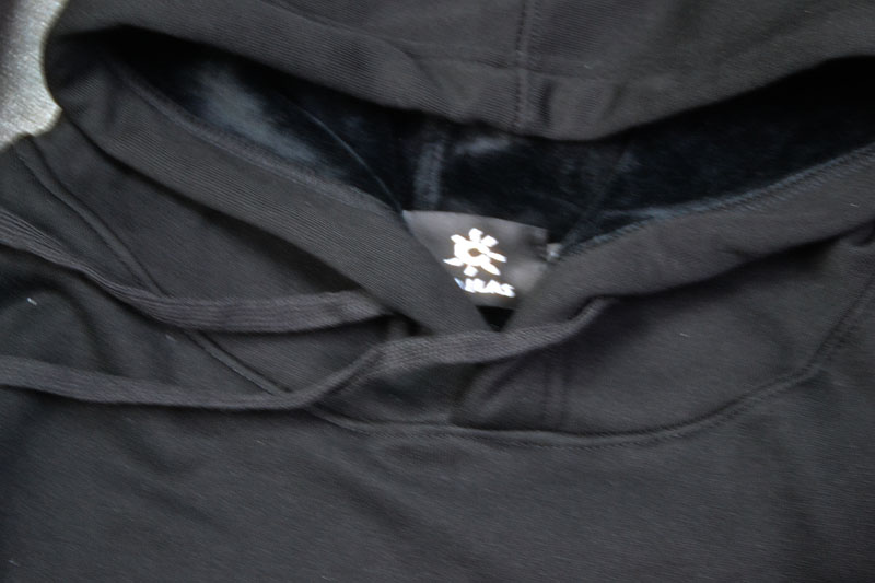 🛒购物价： 上新💰160
【款号N1619】
《品名：KAILAS/凯乐石》 2025冬季男装加厚水貂绒加厚保暖卫衣经典字母小太阳logo印花休闲情侣运动连帽卫衣小红书爆款，面料高品质，网红明星同款，采用客供定制纯棉复合绒加厚保暖面料，品牌字母Logo标志彰显品牌特征，简单款式更易搭配，时尚潮流，，时尚休闲百搭款，品质绝对保证，男女同款！
颜色 ：黑色  白色 灰色  藏青色。运动时尚首选！
工艺：
尺码： M-3XL

版型：偏小一码
尺码表：
体重为推荐具体以尺码表为准

立即抢购👉
M肩宽51胸围110衣长65袖长51  90-115斤左右
L肩宽53胸围114衣长67袖长52  120-130斤
xl肩宽55胸围118衣长69袖长53  135-145斤左右
2xl肩宽57胸围122衣长71袖长54  150-160斤左右
3xl肩宽59胸围126衣长73袖长55 165-180斤内