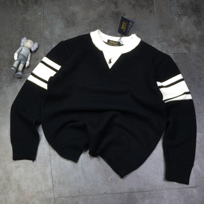 💰105
POLO/拉夫劳伦25年冬季新款拼色领刺绣战马经典毛衣袖杠条。此设计兼顾风度与温度：套头舒适针织衫更能灵活调节下摆围度，拼色领. 电脑提花杠条 舒适，简单操作，即刻变换穿搭形态，满足多种场合与个性化需求，让每一处细节都经得起推敲。
颜色：藏青色 白色 卡其色 黑色
尺码：M-3xl
M肩宽45胸围100衣长67袖长59 100-115斤
L肩宽47胸围104衣长69袖长60  120-130斤
xl肩宽49胸围108衣长71袖长61  135-145斤
2xl肩宽51胸围112衣长73袖长62  150-160斤
3xl肩宽53胸围116衣长74袖长63  165-180斤