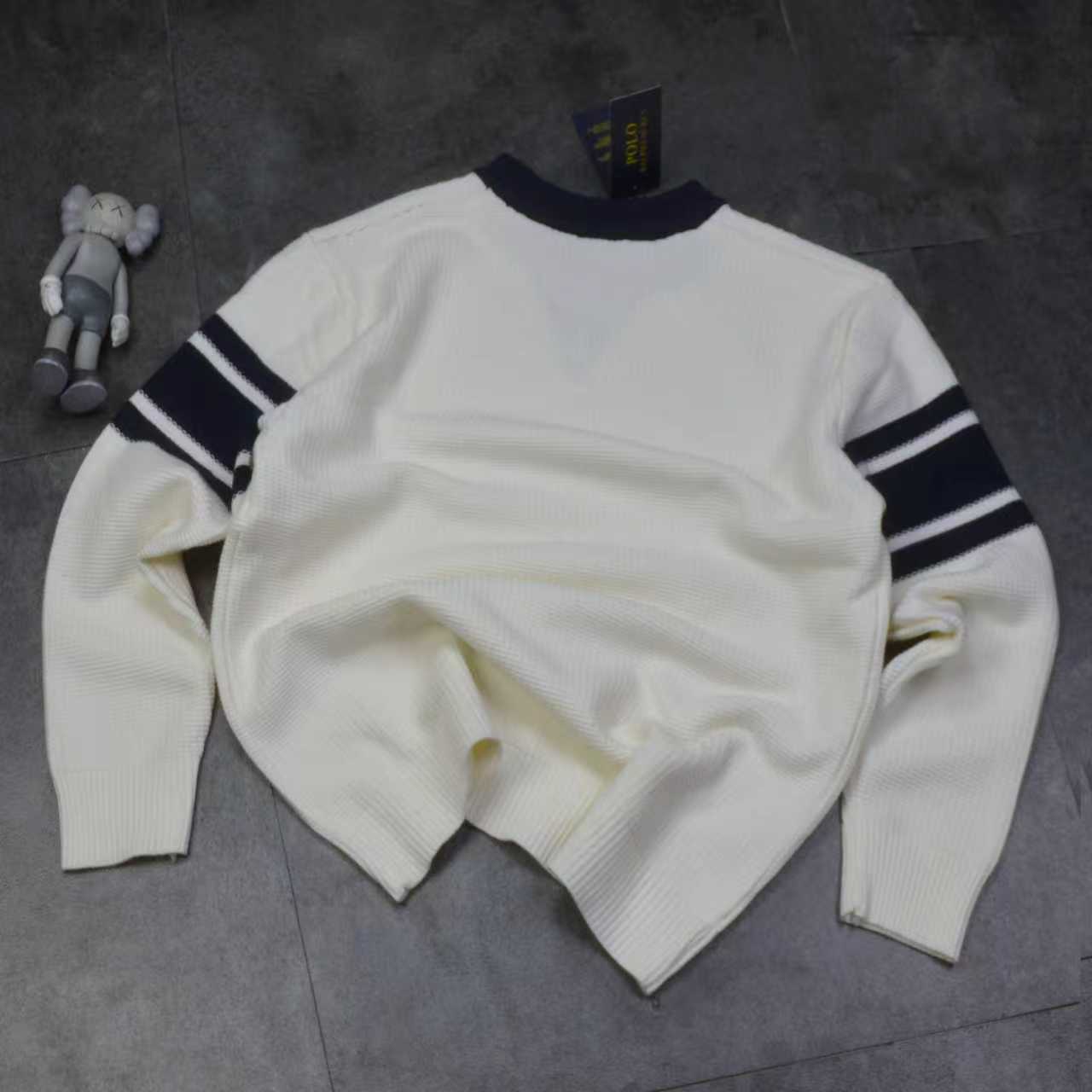 💰105
POLO/拉夫劳伦25年冬季新款拼色领刺绣战马经典毛衣袖杠条。此设计兼顾风度与温度：套头舒适针织衫更能灵活调节下摆围度，拼色领. 电脑提花杠条 舒适，简单操作，即刻变换穿搭形态，满足多种场合与个性化需求，让每一处细节都经得起推敲。
颜色：藏青色 白色 卡其色 黑色
尺码：M-3xl
M肩宽45胸围100衣长67袖长59 100-115斤
L肩宽47胸围104衣长69袖长60  120-130斤
xl肩宽49胸围108衣长71袖长61  135-145斤
2xl肩宽51胸围112衣长73袖长62  150-160斤
3xl肩宽53胸围116衣长74袖长63  165-180斤