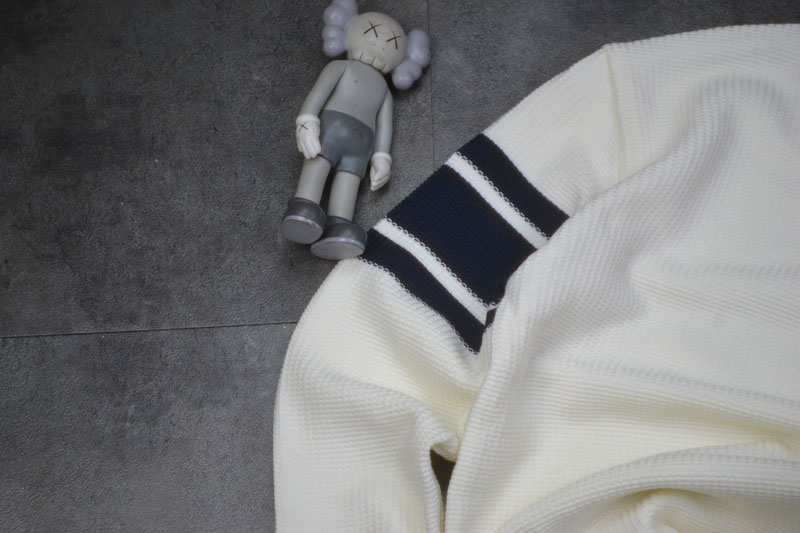 💰105
POLO/拉夫劳伦25年冬季新款拼色领刺绣战马经典毛衣袖杠条。此设计兼顾风度与温度：套头舒适针织衫更能灵活调节下摆围度，拼色领. 电脑提花杠条 舒适，简单操作，即刻变换穿搭形态，满足多种场合与个性化需求，让每一处细节都经得起推敲。
颜色：藏青色 白色 卡其色 黑色
尺码：M-3xl
M肩宽45胸围100衣长67袖长59 100-115斤
L肩宽47胸围104衣长69袖长60  120-130斤
xl肩宽49胸围108衣长71袖长61  135-145斤
2xl肩宽51胸围112衣长73袖长62  150-160斤
3xl肩宽53胸围116衣长74袖长63  165-180斤