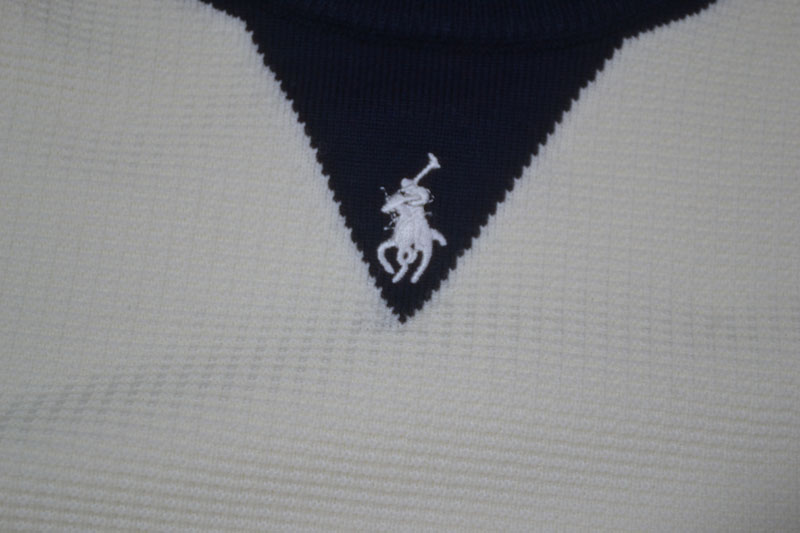 💰105
POLO/拉夫劳伦25年冬季新款拼色领刺绣战马经典毛衣袖杠条。此设计兼顾风度与温度：套头舒适针织衫更能灵活调节下摆围度，拼色领. 电脑提花杠条 舒适，简单操作，即刻变换穿搭形态，满足多种场合与个性化需求，让每一处细节都经得起推敲。
颜色：藏青色 白色 卡其色 黑色
尺码：M-3xl
M肩宽45胸围100衣长67袖长59 100-115斤
L肩宽47胸围104衣长69袖长60  120-130斤
xl肩宽49胸围108衣长71袖长61  135-145斤
2xl肩宽51胸围112衣长73袖长62  150-160斤
3xl肩宽53胸围116衣长74袖长63  165-180斤