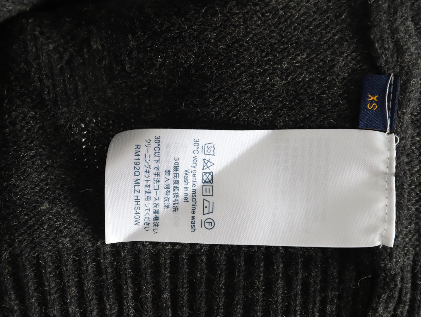 Louis vuitton LV 路易威登 嵌花暗纹半拉链卫羊毛衫 -购入原版开模打造 全套定制辅料 细节决定成败。 - louis vuitton 路易威登 是法国历史上最杰出的皮件设计大师之一。于1854年在巴黎开了以自己名字命名的第一间皮箱店。 一个世纪之后 路易威登成为皮箱与皮件领域数一数二的品牌 并且成为上流社会的一个象征物。如今路易威登这一品牌已经不仅限于设计和出售高档皮具和 而是成为涉足时装、饰物、传媒、等领域的巨型潮流指标 -面料 定染纱线采用60支55%羊毛 30%晴伦15棉%50支双股采用最先进的进口10针织台 提花编织耗时280分钟。口袋点缀嵌花标识图案采取扫描定位尺寸贴兜位置根据衣身对花车缝 特殊明线走针挂毛设计 底部多余纱线由人工抽出剪断打结埋线。 - 辅料 原版吊牌辅料＋白线吊领 -男女同款均可驾驭 颜色 黑灰色 G 码数 XS-L