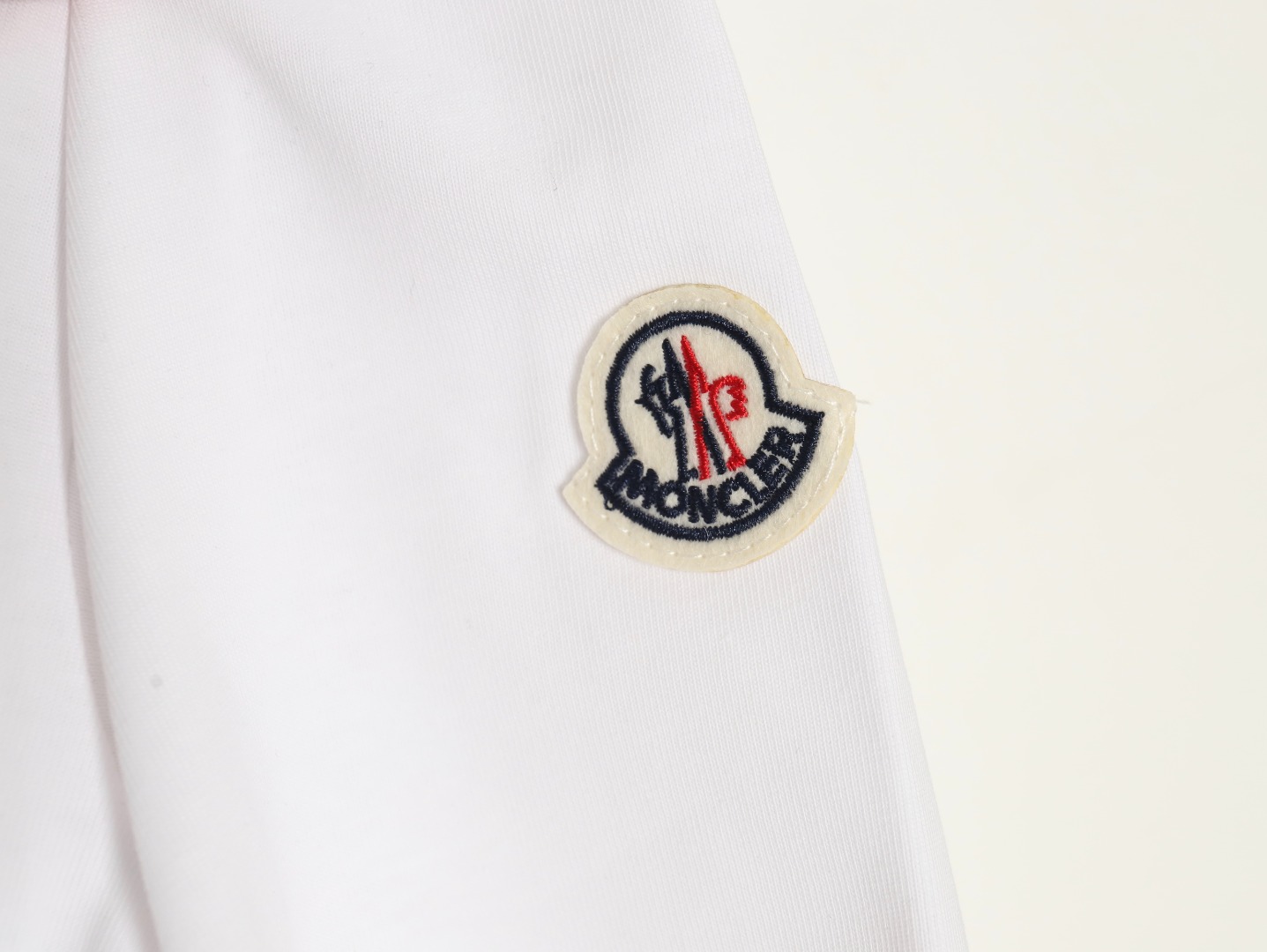 MONCLER 蒙口 蛇年标识 立体印花 Logo标识 短袖T恤