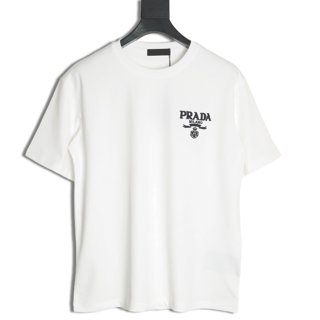PRADA 普拉达 徽标 标志小logo 短袖 这款常规版男士圆领T恤采用精美胸前刺绣打造