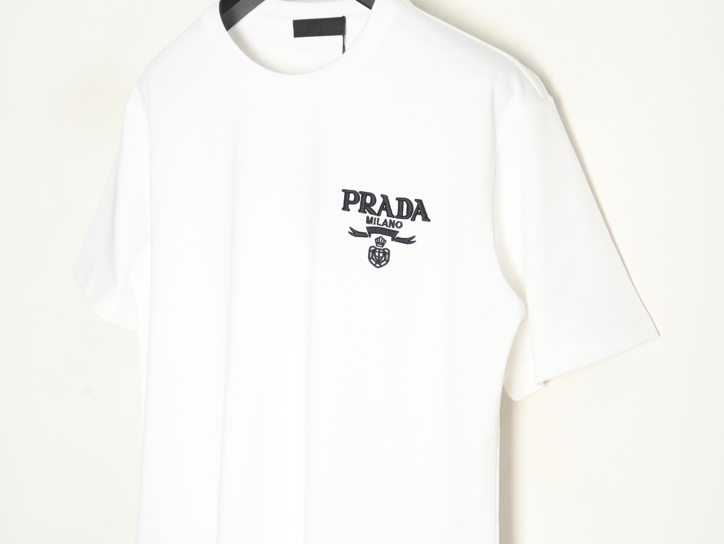 PRADA 普拉达 徽标 标志小logo 短袖 这款常规版男士圆领T恤采用精美胸前刺绣打造