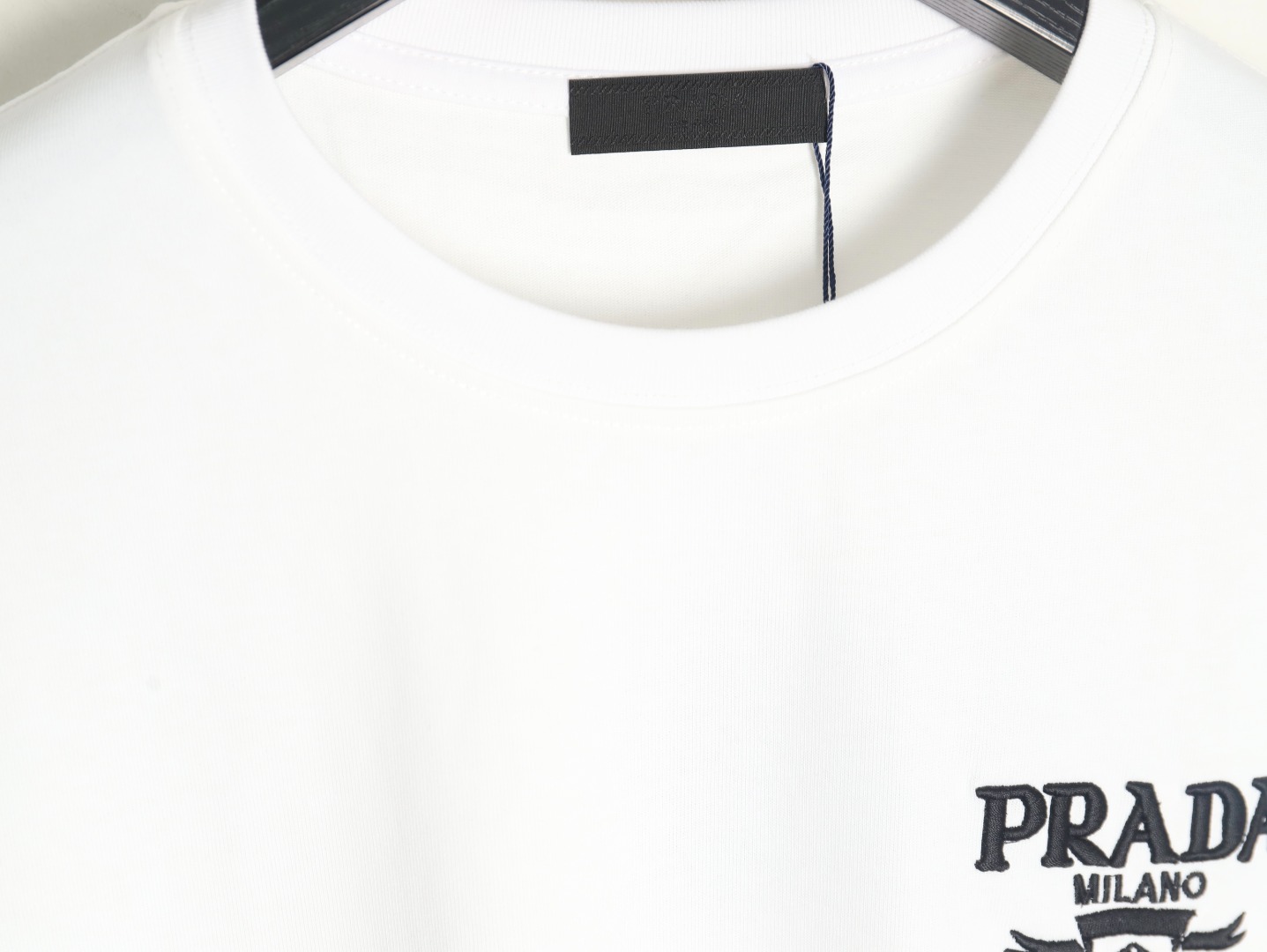 PRADA 普拉达 徽标 标志小logo 短袖 这款常规版男士圆领T恤采用精美胸前刺绣打造