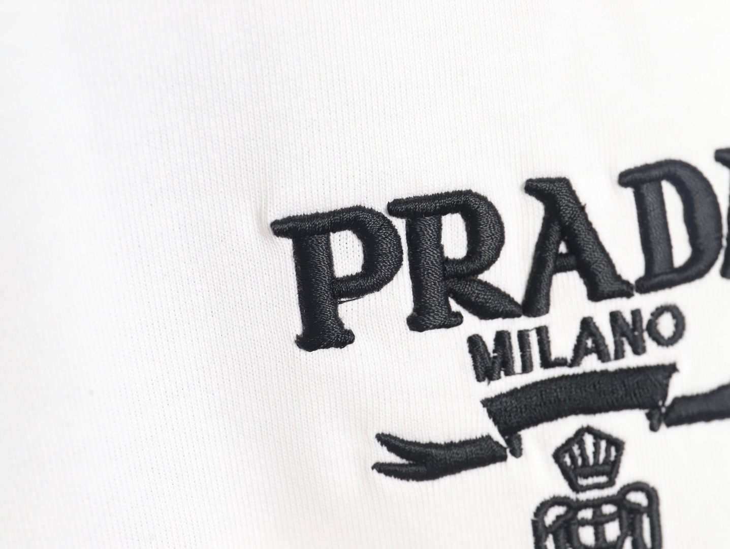 PRADA 普拉达 徽标 标志小logo 短袖 这款常规版男士圆领T恤采用精美胸前刺绣打造