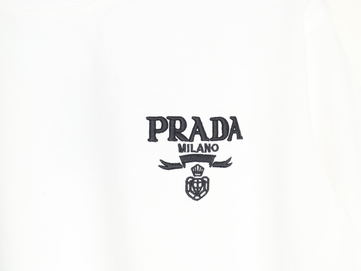 PRADA 普拉达 徽标 标志小logo 短袖 这款常规版男士圆领T恤采用精美胸前刺绣打造