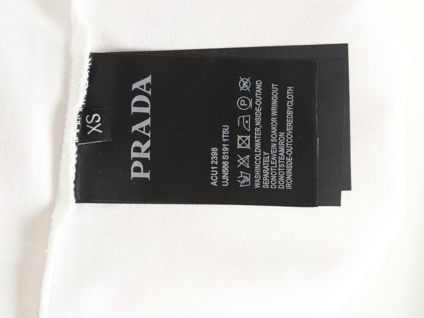 PRADA 普拉达 徽标 标志小logo 短袖 这款常规版男士圆领T恤采用精美胸前刺绣打造