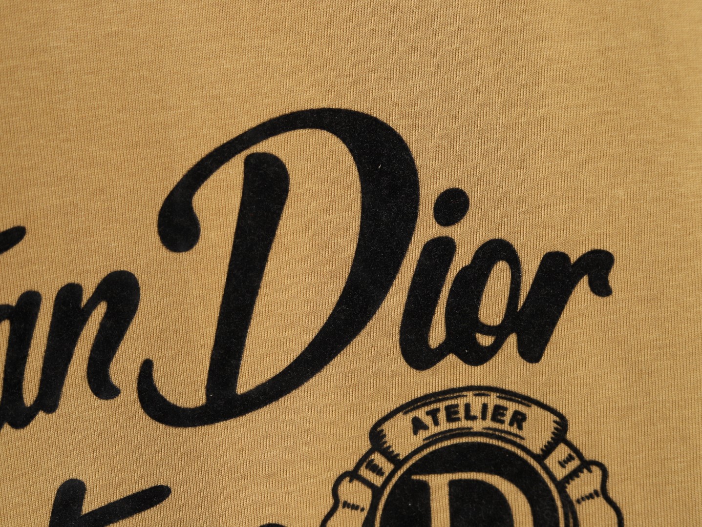 Dior 迪奥 CD 五星徽章短袖 采用黑色和卡其色棉质平纹针织面料面料制作