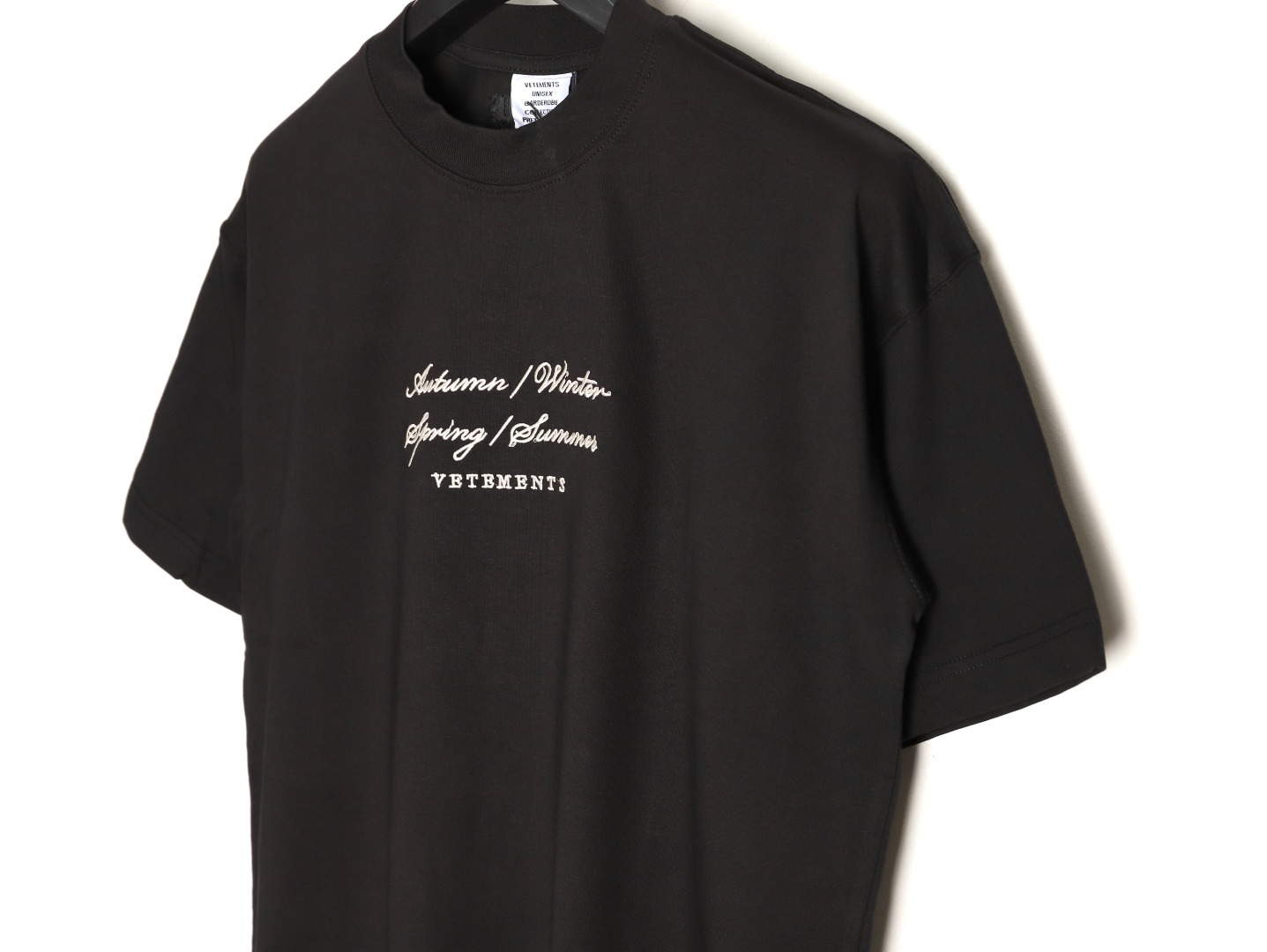 vetements 维特萌 草写标语logo字母刺绣短袖T恤-Chinese UA Cheap High Quatity Brand Clothes Bags handbags Sneakers wholesale wholesaler seller from China Factory suppliers Fashion Clothing Shoes best Quality Beautiful Price vetements 维特萌 草写标语logo字母刺绣短袖T恤