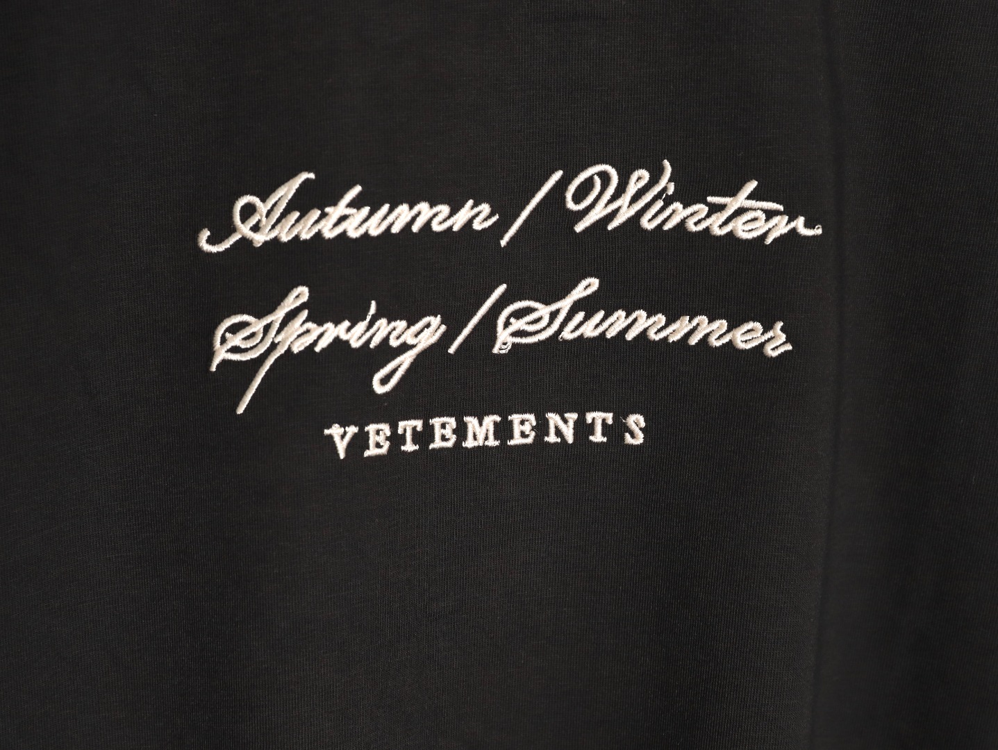 vetements 维特萌 草写标语logo字母刺绣短袖T恤-Chinese UA Cheap High Quatity Brand Clothes Bags handbags Sneakers wholesale wholesaler seller from China Factory suppliers Fashion Clothing Shoes best Quality Beautiful Price vetements 维特萌 草写标语logo字母刺绣短袖T恤