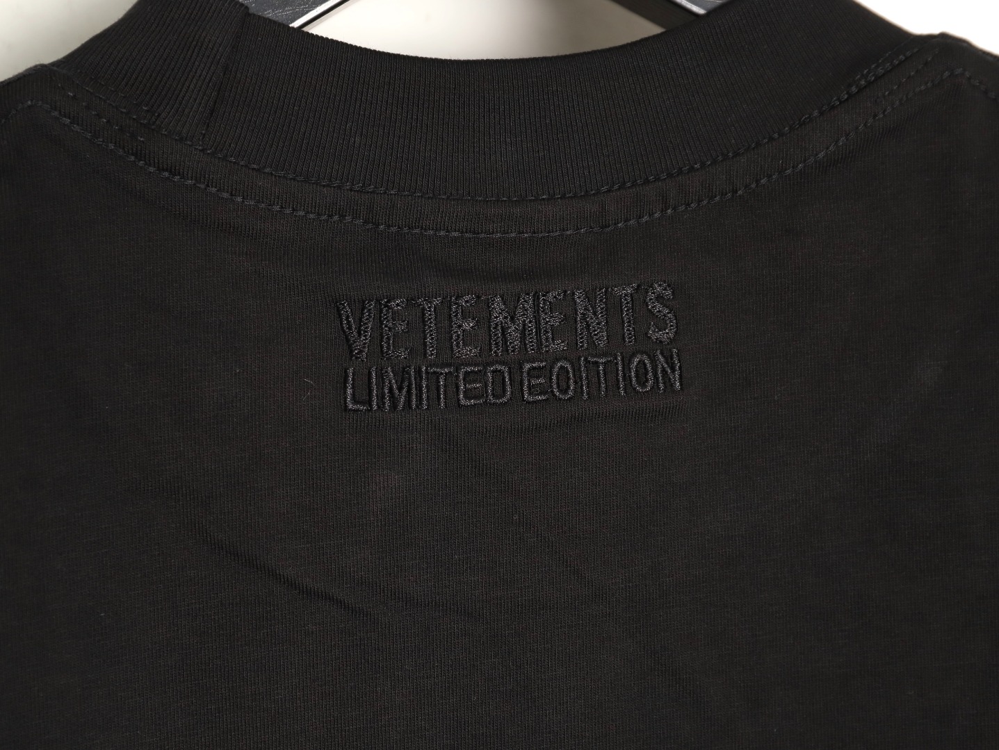 vetements 维特萌 草写标语logo字母刺绣短袖T恤-Chinese UA Cheap High Quatity Brand Clothes Bags handbags Sneakers wholesale wholesaler seller from China Factory suppliers Fashion Clothing Shoes best Quality Beautiful Price vetements 维特萌 草写标语logo字母刺绣短袖T恤