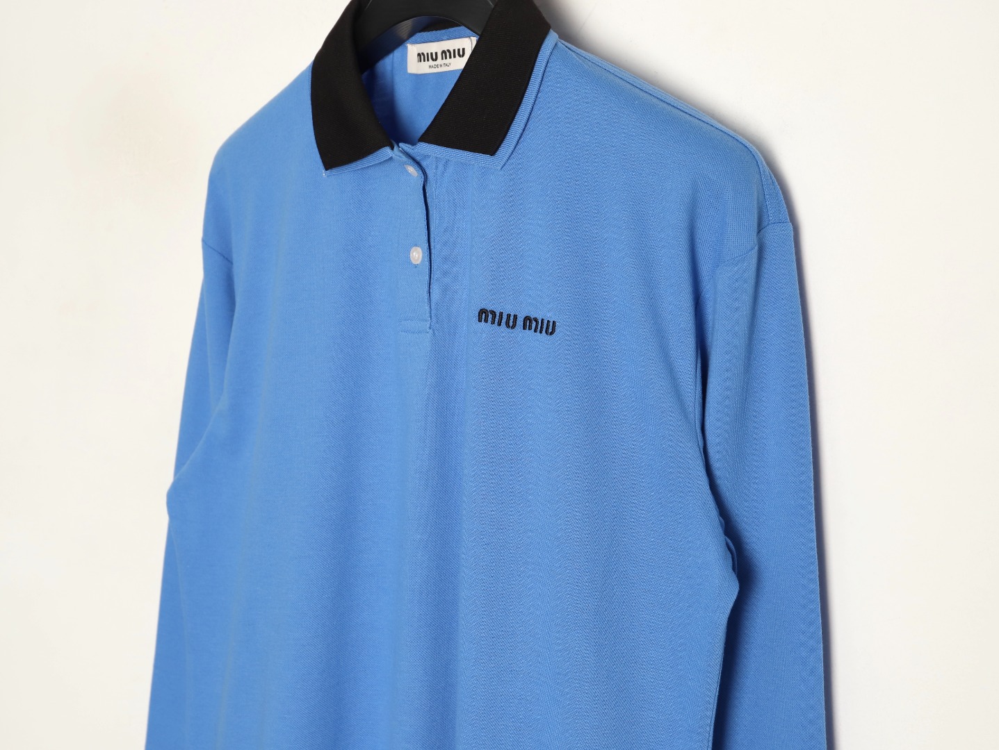 MIU MIU缪缪MM东京popup限定蓝拼翻领长袖POLO衫-Chinese UA Cheap High Quatity Brand Clothes Bags handbags Sneakers wholesale wholesaler seller from China Factory suppliers Fashion Clothing Shoes best Quality Beautiful Price MIU MIU缪缪MM东京popup限定蓝拼翻领长袖POLO衫